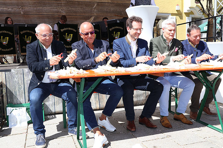Spargelschälwettbewerb mit Felix Magath (li.): Traditionelles Spargelfest Schrobenhausen am 27.04.2024 (©Foto: Martin Schmitz)
